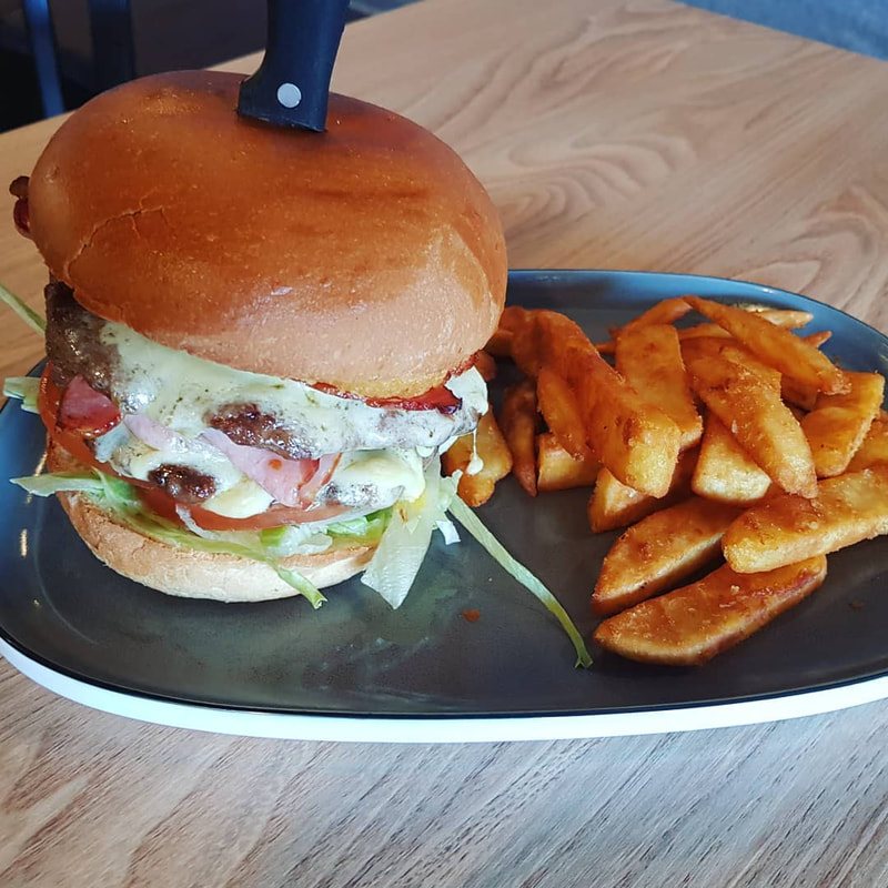 Cheeseburger on a milk bun with chips