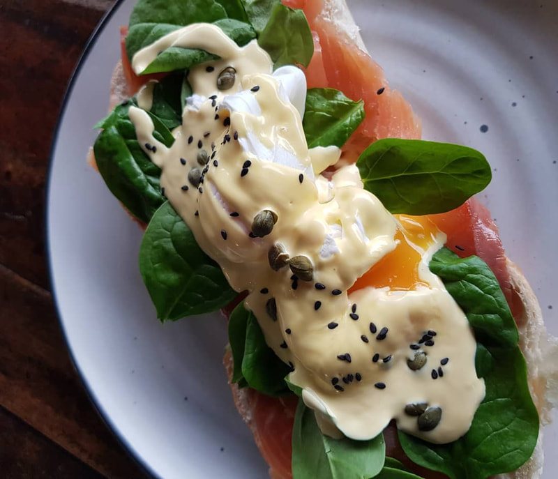 Eggs benny with smoked salmon, spinach and hollandaise